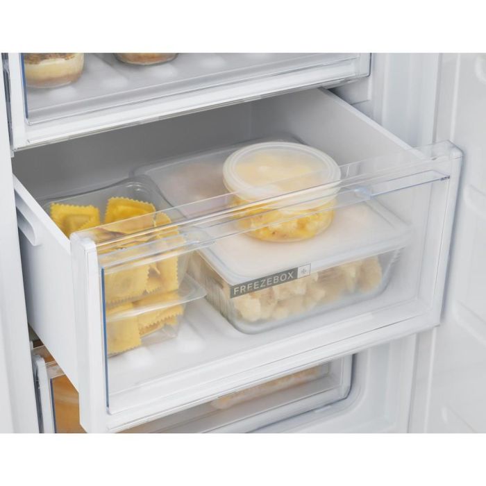 Whirlpool W5 821E W UK Freestanding Fridge Freezer