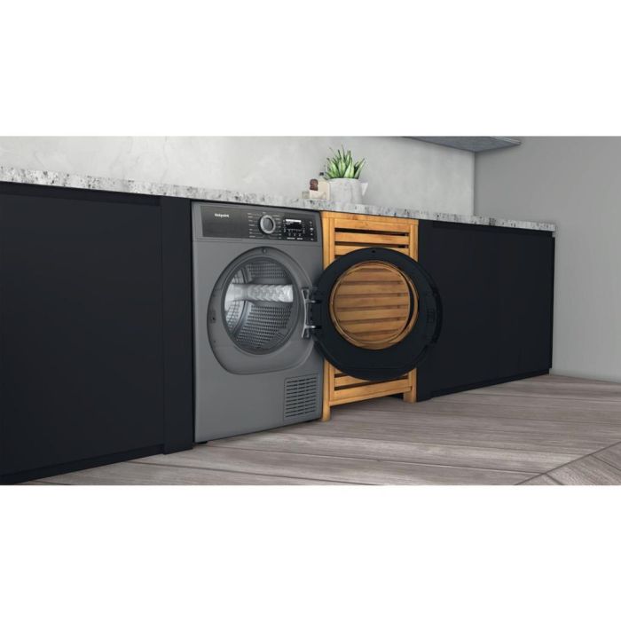 Hotpoint H8 D94SB UK Freestanding 9kg Heat Pump Tumble Dryer - Silver