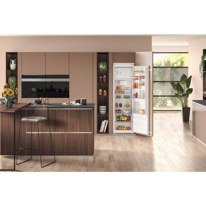 Hotpoint HTSD184011A1 Integrated Fridge