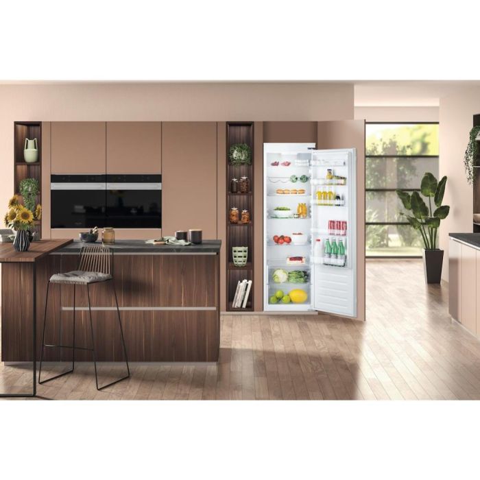 Hotpoint HS 18012 UK Built-In Larder Fridge