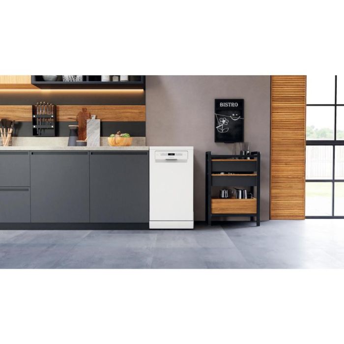 Hotpoint HSFO 3T223 W UK N Slimline Dishwasher - White