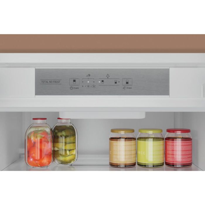 Hotpoint HTC18 T32 2 Built-In Fridge Freezer