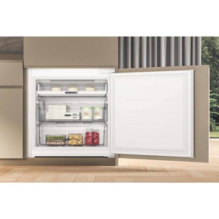 Whirlpool WHSP70T122UK Built-In Fridge Freezer