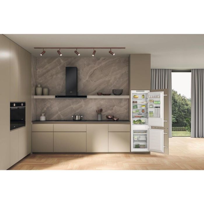 Whirlpool WHC18 T322 UK Built-In Fridge Freezer