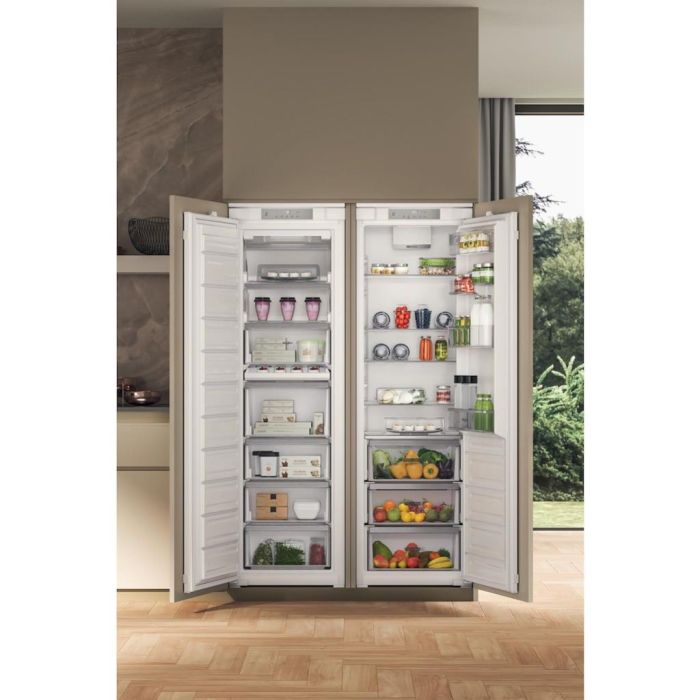 Whirlpool WHSD18A033C1 Integrated Fridge