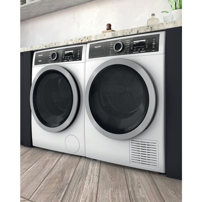 Hotpoint H8 D93WB UK Freestanding 9kg Heat Pump Tumble Dryer - White