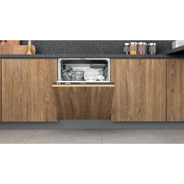 Hotpoint integrated dishwasher: full size
