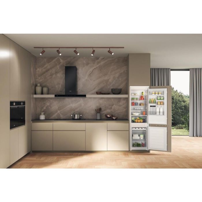 Whirlpool WHC18D041A1 Built-In Fridge Freezer