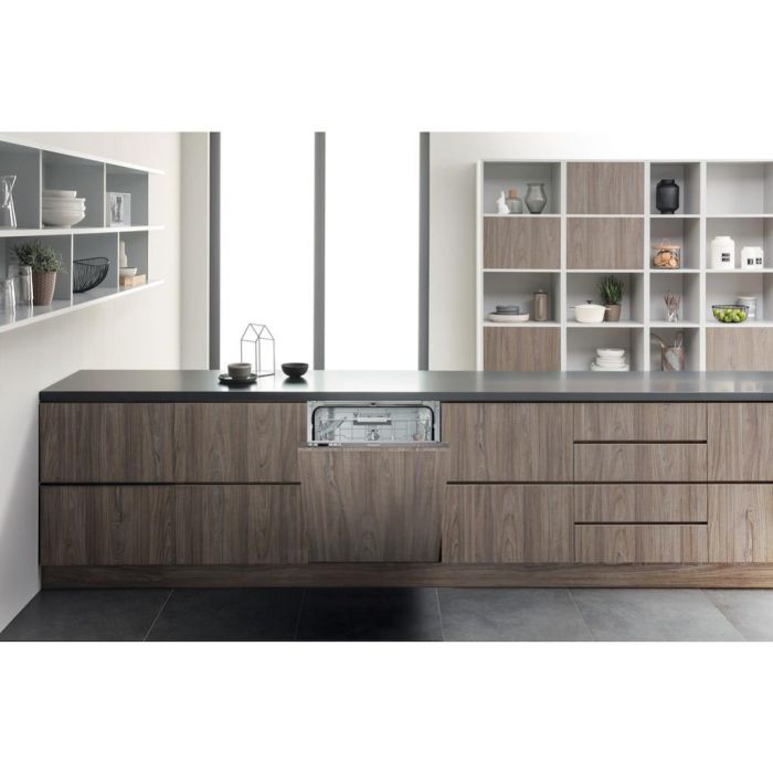 Hotpoint integrated dishwasher: full size