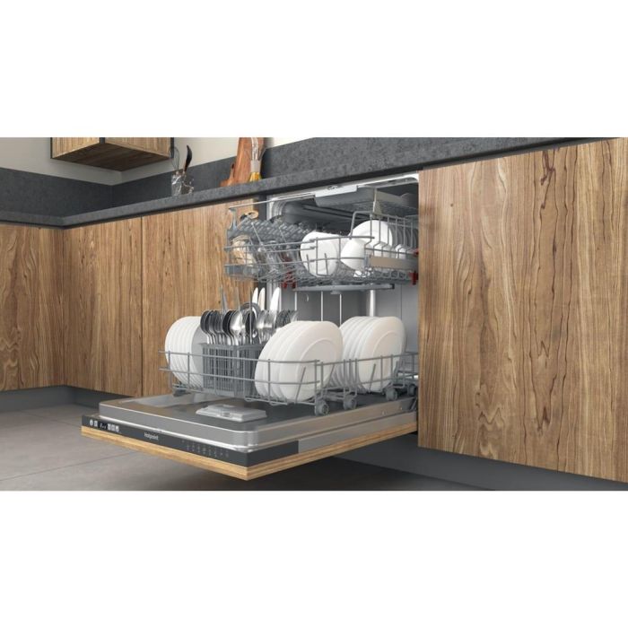 Hotpoint integrated dishwasher: full size
