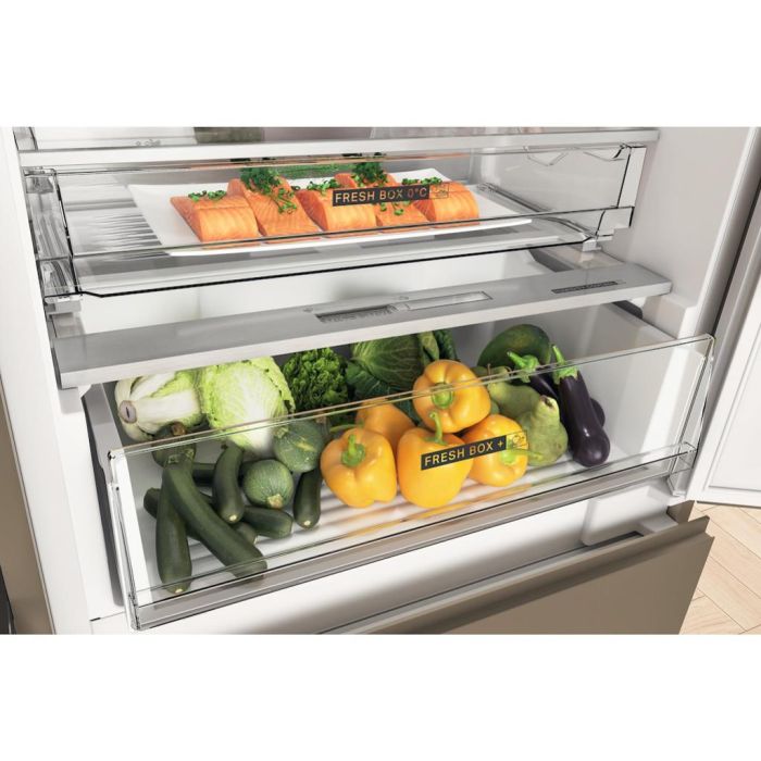 Whirlpool WHSP70T122UK Built-In Fridge Freezer