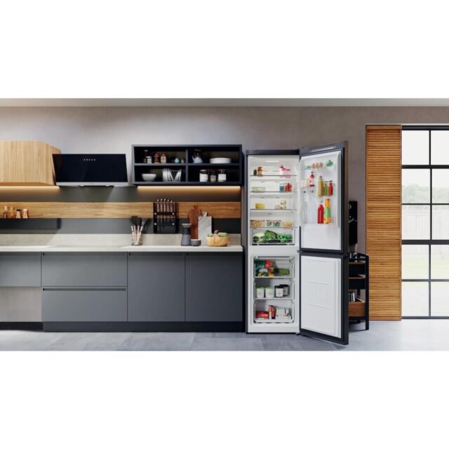 Hotpoint H5X82OSK Freestanding Fridge Freezer